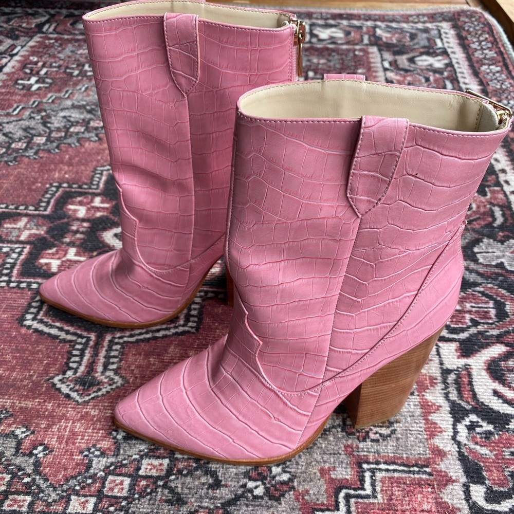 NWOT pink RAYE boots. Super cute and fun!